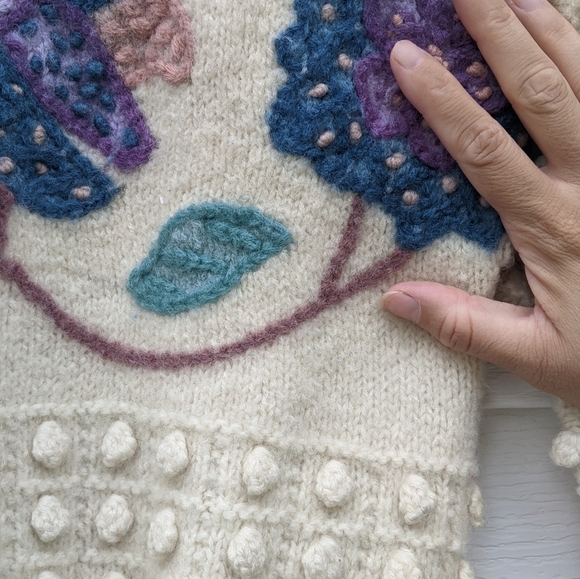 Beautiful Wool sweater floral pattern and pompons - Picture 3 of 5